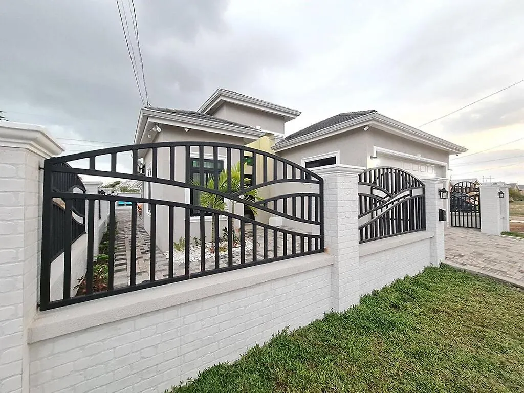 Cozy Stay With Private Jacuzzi Pool Old Harbour 592 0*,